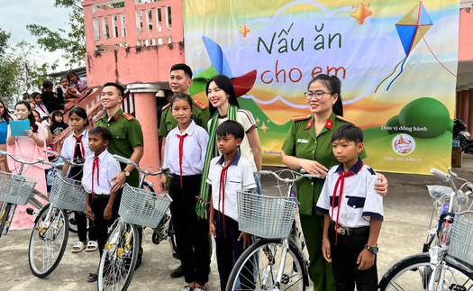 Thuỳ Tiên cùng fan làm thiện nguyện tại Phú Yên