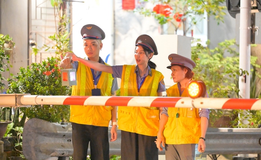 Thùy Tiên, WEAN 'choáng' vì cần học quá nhiều thứ khi thử làm nhân viên gác tàu