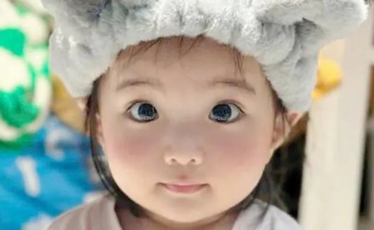 Con gái út nhà Khánh Thi – Phan Hiển gây sốt mạng xã hội nhờ vẻ ngoài xinh như búp bê