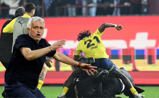 Trận đấu của Jose Mourinho xảy ra ẩu đả, buộc phải tạm dừng khi các 'cầu thủ chạy trốn'