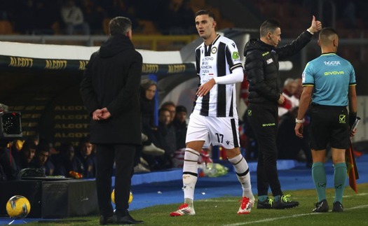 Tiền đạo Serie A bị rút khỏi sân, cả đội 'tẩy chay' vì tranh đá phạt đền với đội trưởng