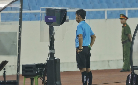 Trọng tài V-League 'ứng xử' với VAR: Chủ động nhưng đừng lệ thuộc