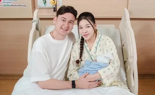 Đặng Văn Lâm trở thành ông bố bỉm sữa, chăm con cực khéo