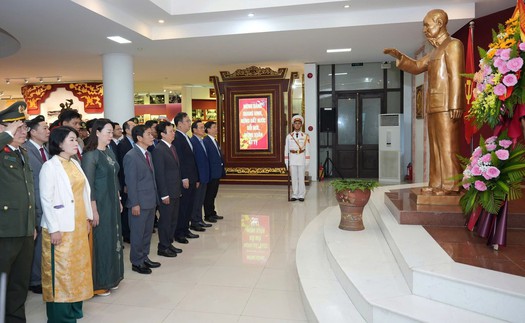 Khai mạc trưng bày chuyên đề "Hồ Chí Minh - Tên Người sáng mãi"