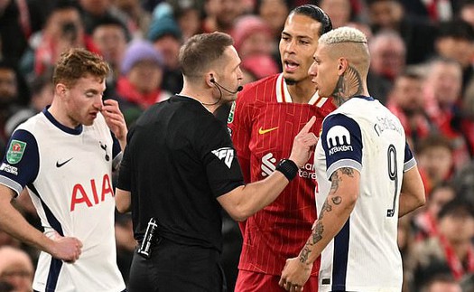 Đội trưởng Liverpool may mắn thoát thẻ đỏ sau pha chơi xấu với cầu thủ Tottenham