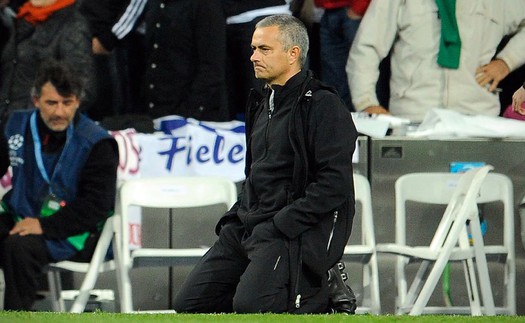 Cựu sao MU hóa 'báo thủ', đội của Mourinho bị loại cay đắng khỏi Europa League