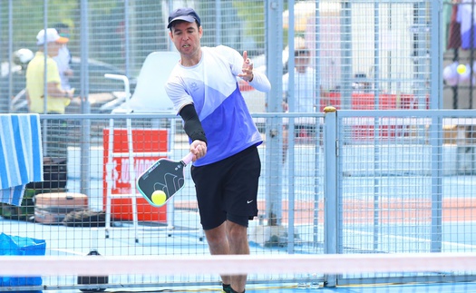 Pickleball ra cửa gặp… 'lùm xùm'