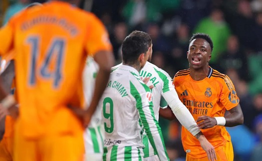 Vinicius lại gây tranh cãi với cử chỉ khiêu khích, CĐV Betis đáp trả quyết liệt