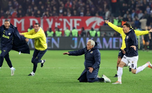 Jose Mourinho vẫn đặc biệt và gây tranh cãi trên đất Thổ