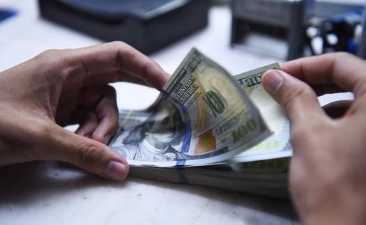 Đồng USD chạm mức cao nhất trong ba tuần so với đồng euro