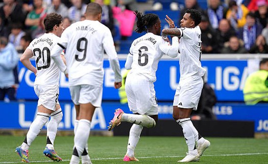 Mbappe bị đuổi, Real Madrid vẫn đánh bại Alaves để đua vô địch La Liga với Barca