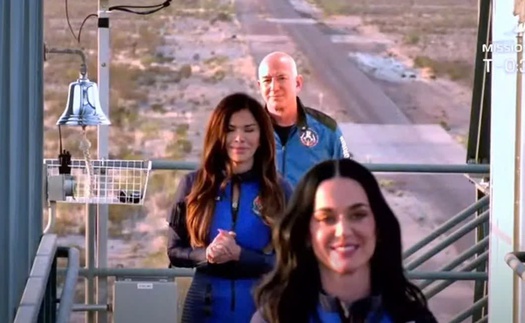 Katy Perry và hội chị em hét lớn khi bay vào vũ trụ trên con tàu của Blue Origin
