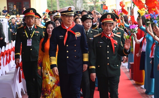 Bộ trưởng Bộ Quốc phòng Việt Nam và Bộ trưởng Bộ Quốc phòng Trung Quốc thăm Trường Tiểu học Đồng Đăng