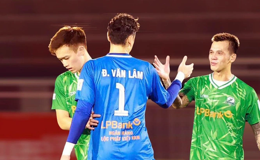 Hoàng Đức kiến tạo liên tiếp, Văn Lâm đạt cột mốc ấn tượng khi huyền thoại Hàn Quốc tới dự khán