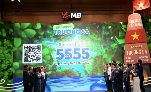 Phương Mỹ Chi dành toàn bộ hiện kim giải thưởng Gương mặt trẻ tiêu biểu Việt Nam 2024, cùng MB phủ xanh Trường Sa
