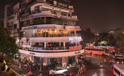 Hình ảnh toà nhà "Hàm cá mập" dừng đón khách