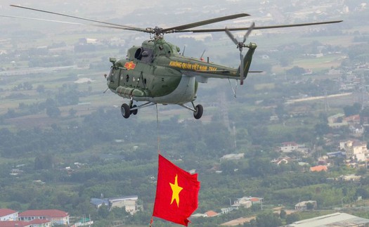 Trực thăng kéo cờ, tiêm kích nhào lộn ở trung tâm TPHCM
