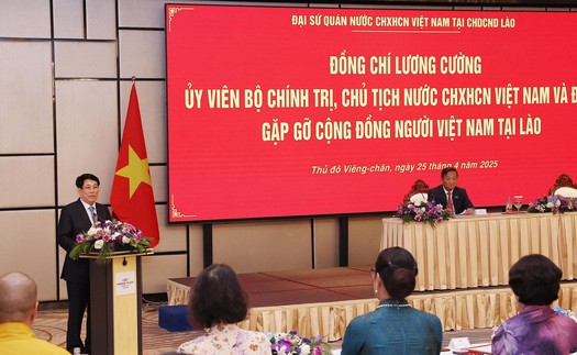 Chủ tịch nước Lương Cường gặp gỡ cộng đồng và doanh nghiệp Việt Nam tại Lào