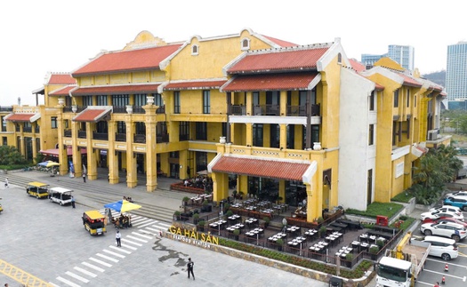 Ẩm thực kết hợp giải trí giữ chân du khách ở Cảng tàu quốc tế Hạ Long