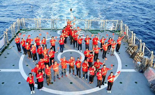 “Chuyến tàu Đại đoàn kết” - Hải trình đưa kiều bào ra thăm Trường Sa và Nhà giàn DK1