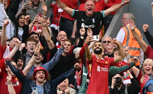 Liverpool vô địch Ngoại hạng Anh, Salah tái hiện khoảnh khắc selfie của huyền thoại Roma