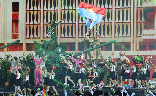 Tổng Bí thư Tô Lâm dự Chương trình nghệ thuật đặc biệt "Mùa Xuân thống nhất"