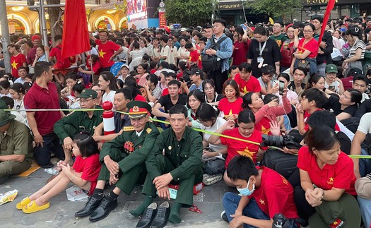 Biển người náo nức chờ đón Lễ kỷ niệm, diễu binh, diễu hành
