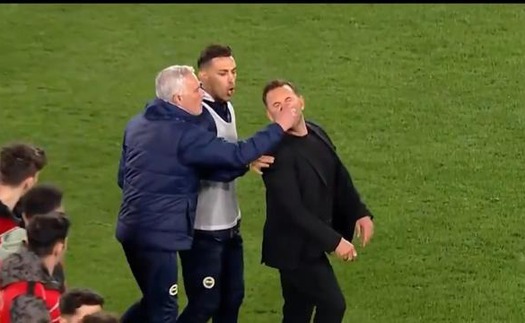 Mourinho lại gây sốc khi... bóp mũi HLV đối thủ