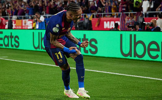 Raphinha, từ kẻ ngoài rìa chuyên… sút trượt tới nhân tố chủ chốt của Hansi Flick ở Barca