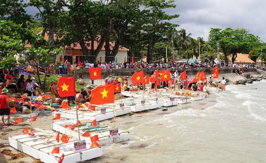 Hội thi đua bè truyền thống tại Côn Đảo rực màu cờ đỏ