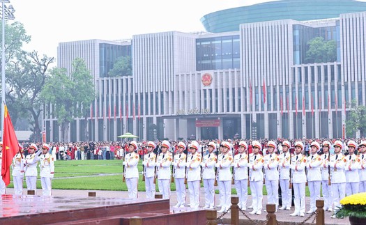 Lễ chào cờ đặc biệt chào mừng 50 năm thống nhất đất nước tại Quảng trường Ba Đình