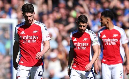 Công làm thủ phá, Arsenal đánh rơi chiến thắng trước Everton