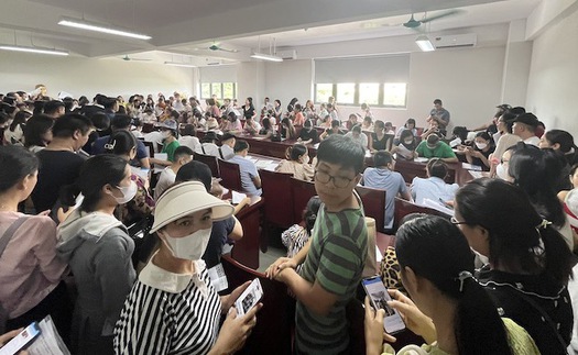 Hà Nội khắc phục tình trạng “xếp hàng xin học đầu năm”