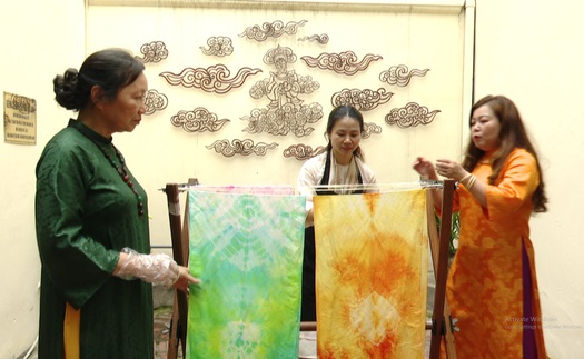 Người trẻ tiếp nối di sản truyền thống - nghề dệt lụa bằng kỹ thuật hiện đại