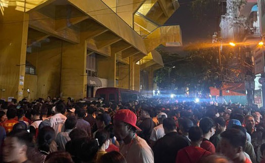 Sân Hàng Đẫy quá tải, rất nhiều CĐV không thể vào xem trận CAHN vs Buriram United