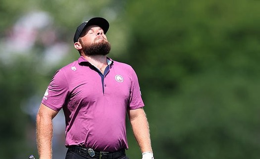Tay golf nổi điên, chửi thề và ném bóng sau cú đánh hỏng giữa vòng tại PGA Championship