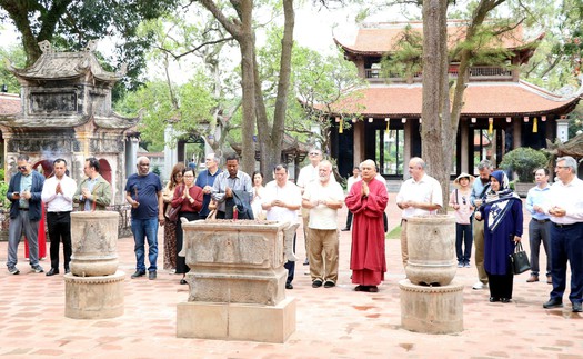 Đoàn đại sứ, trưởng đại diện tổ chức quốc tế tại Việt Nam thăm di tích Côn Sơn - Kiếp Bạc