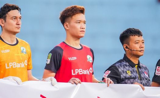 Hoàng Đức nghẹn ngào trong ngày Phù Đổng Ninh Bình vô địch hạng nhất, sớm thăng hạng V-League