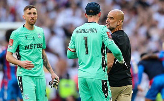 Guardiola xô xát với người hùng của Crystal Palace