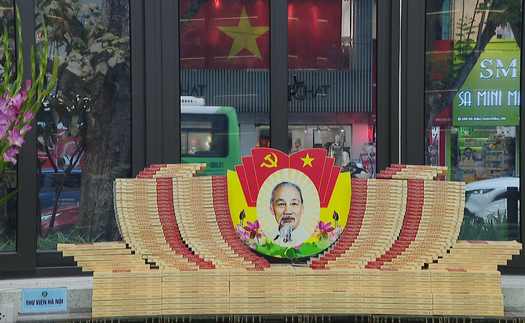 Trưng bày sách, báo với chủ đề "Hồ Chí Minh đẹp nhất tên Người"