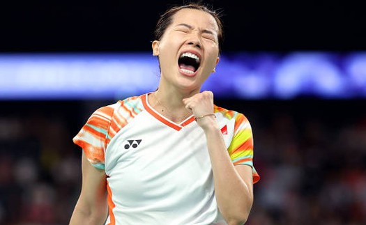 Thùy Linh ngược dòng hạ cựu á quân thế giới, giành vé vào tứ kết Malaysia Masters 2025
