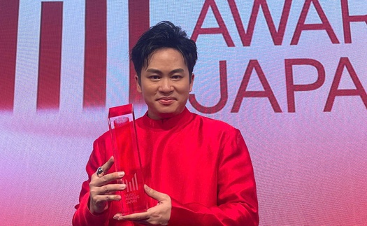 Tùng Dương tự hào hát "Một vòng Việt Nam" khi nhận giải thưởng International Special Awards