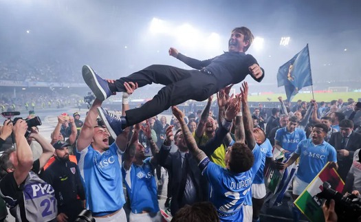 Người Napoli ăn mừng Scudetto đến cuồng nhiệt: 'Chỉ núi Vesuvius là không bùng nổ thôi'