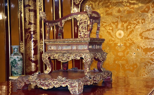 Huế: Một người tự ý xâm phạm ngồi trên ngai vàng ở Điện Thái Hòa
