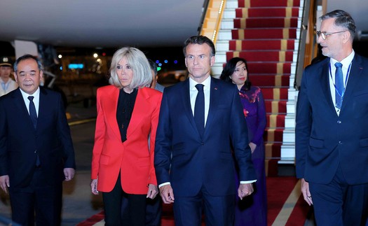 Tổng thống Pháp Emmanuel Macron và Phu nhân đến Hà Nội, bắt đầu thăm cấp Nhà nước tới Việt Nam