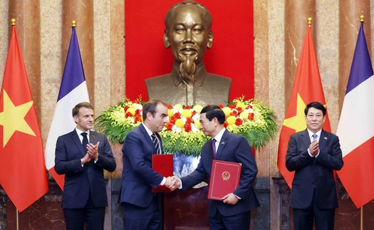 Chủ tịch nước Lương Cường và Tổng thống Pháp Emmanuel Macron chứng kiến lễ trao văn kiện hợp tác