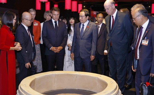 Chủ tịch Quốc hội Trần Thanh Mẫn và Tổng thống Pháp Emmanuel Macron tham quan giếng cổ thời Trần