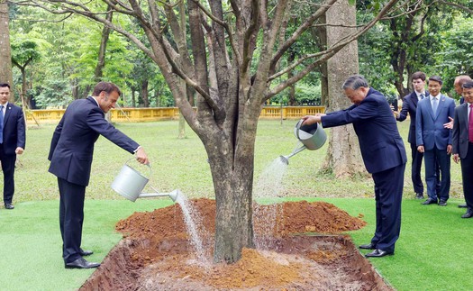 Tổng Bí thư Tô Lâm và Tổng thống Pháp thăm Khu di tích Chủ tịch Hồ Chí Minh