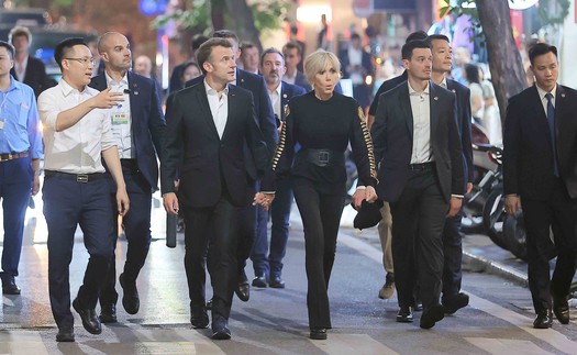 Tổng thống Pháp Emmanuel Macron và Phu nhân dạo phố cổ Hà Nội