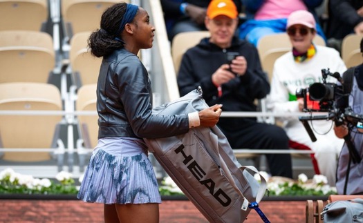 Tay vợt số 2 thế giới gây sốt ở Roland Garros khi ra sân thi đấu mà quên... vợt
